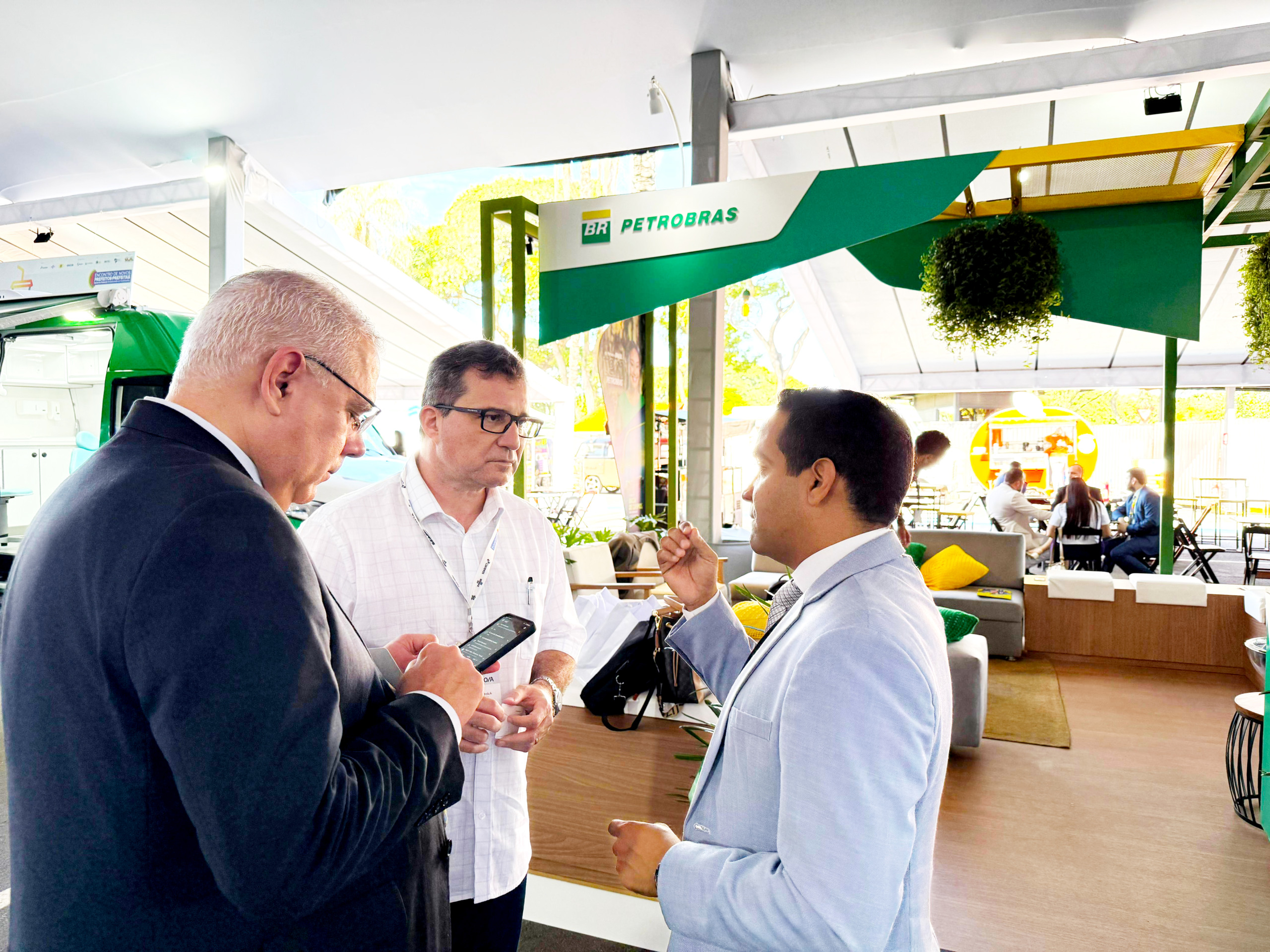 Cassiano com diretor de marketing e diretor institucional da Petrobras. – Divulgação / Prefeitura de Três Lagoas.