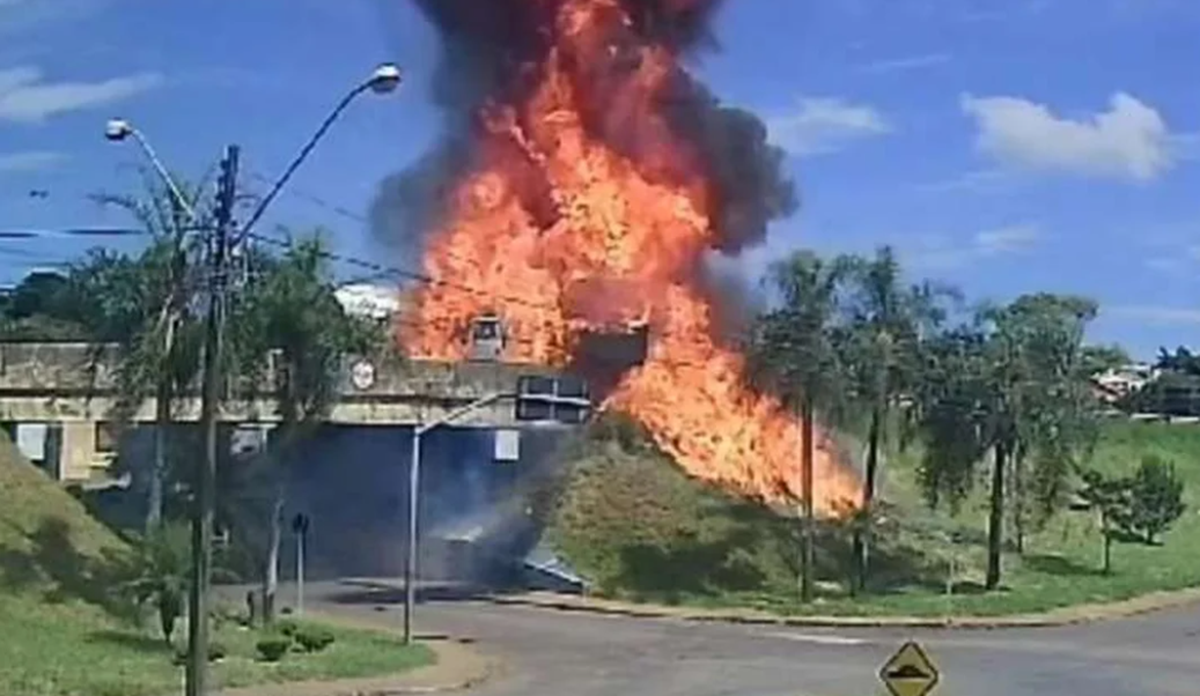 Vídeo: Caminhão-tanque explode em acidente e motorista pula de viaduto para se salvar