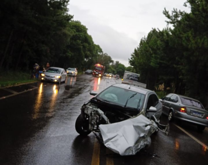 ACIDENTE DE TRÂNSITO ENVOLVENDO QUATRO VEÍCULOS É REGISTRADO EM CATANDUVAS