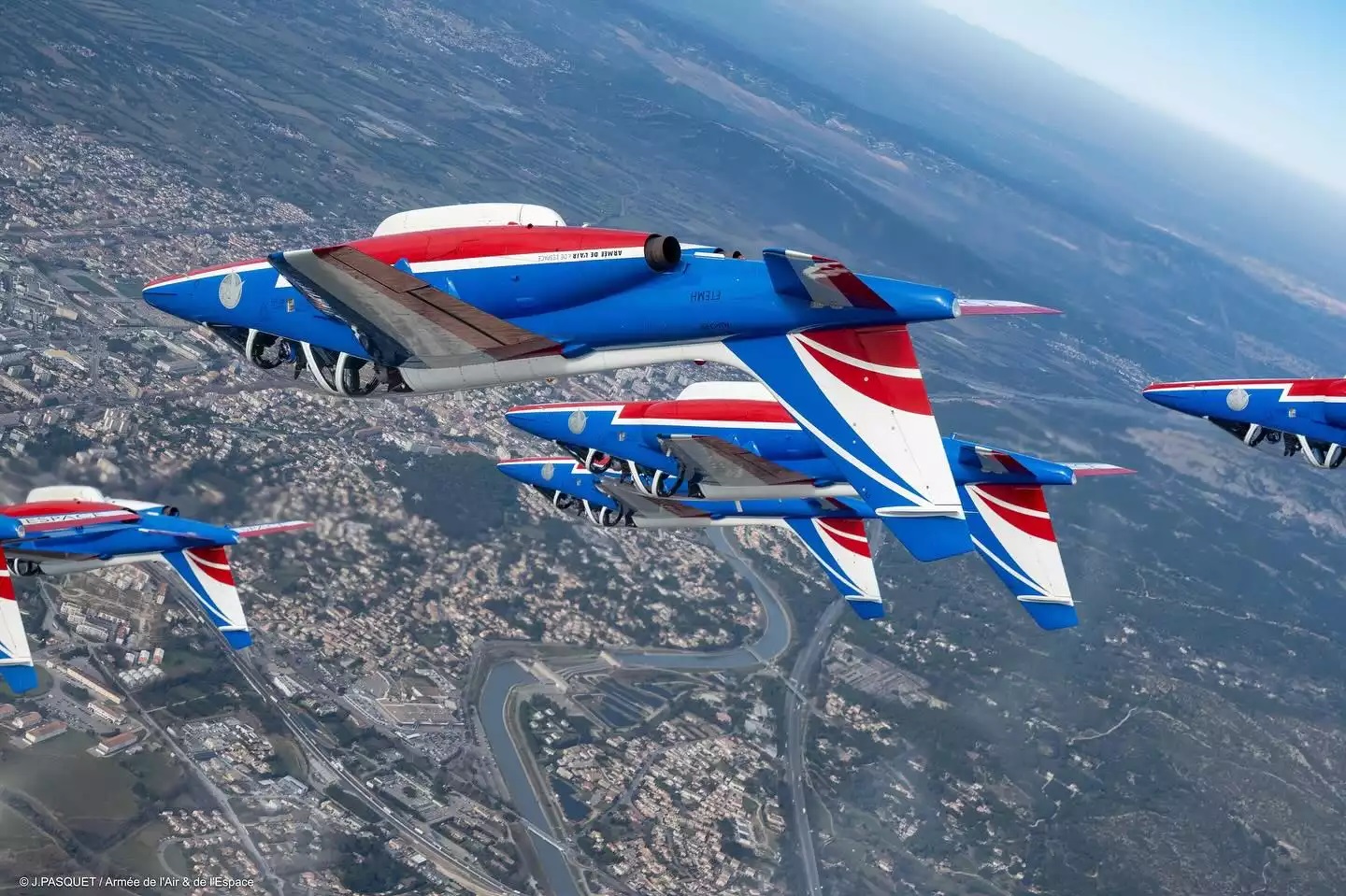 Acidente Aéreo em Saint-Dizier: Aviões da Patrouille de France se chocam durante treinamento