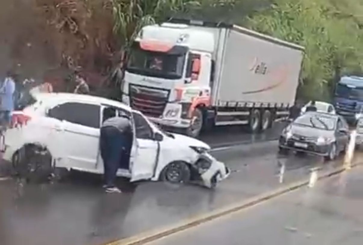 Acidente com batida frontal entre veículos interdita BR-381 em MG