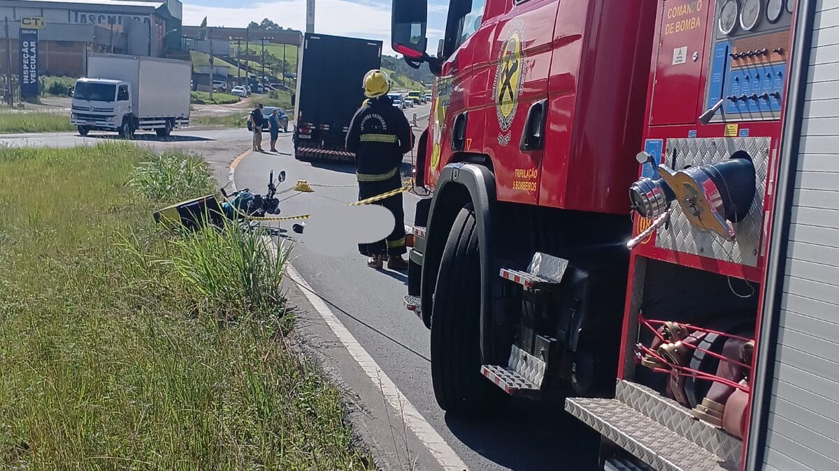 Acidente com caminhão na BR-470 em Indaial mata jovem de 21 anos