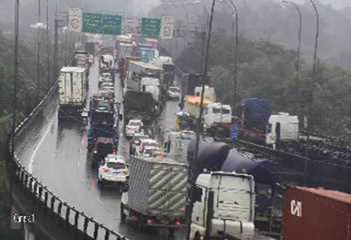 Acidente com carreta em rodovia de São Paulo causa 30 km de lentidão - Diário do Litoral