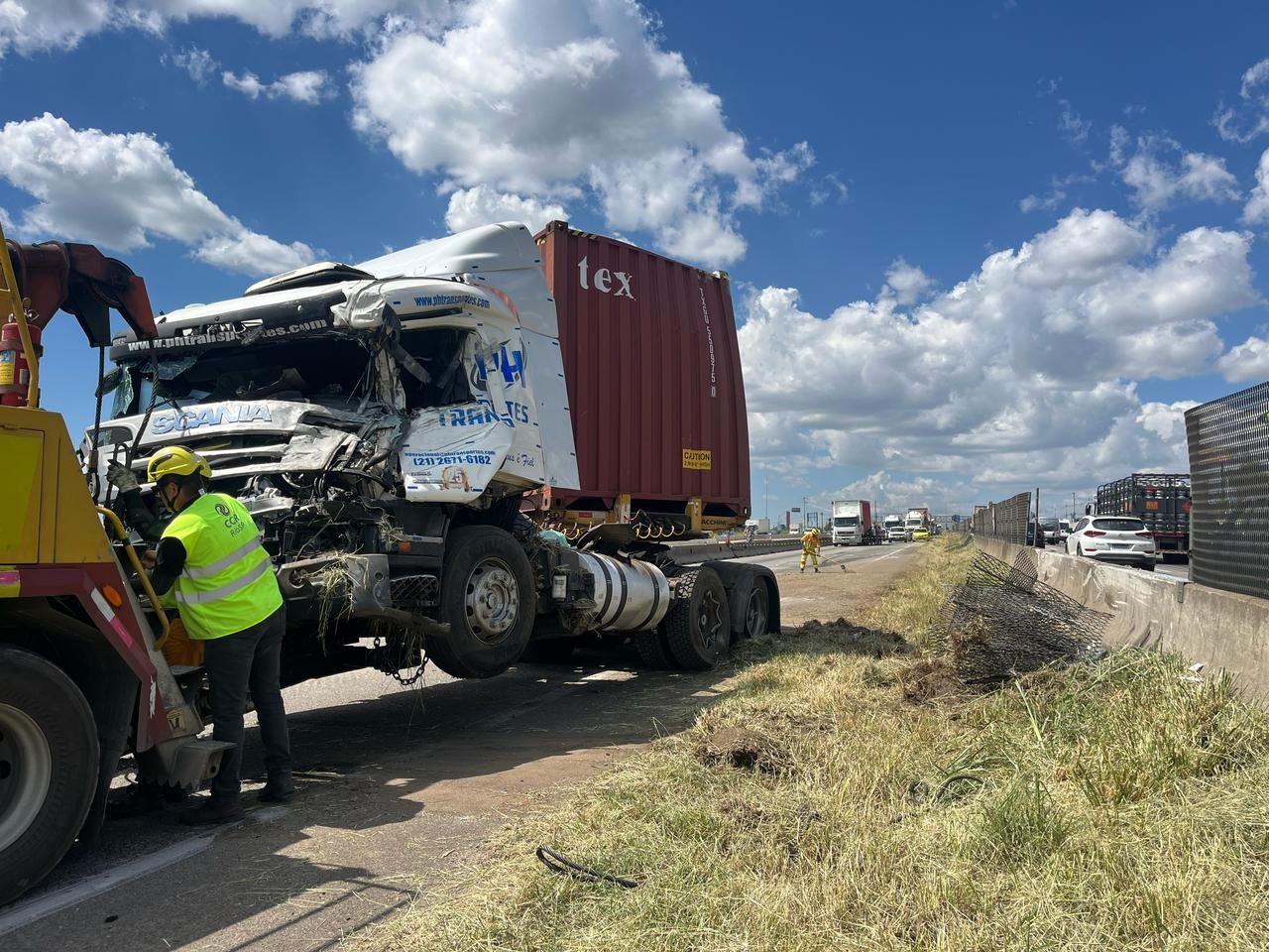 Acidente com carreta interdita sentido SP da Dutra, em Jacareí - G1 - Globo