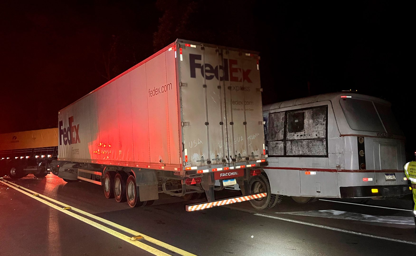 acidente-caminhoes-onibus-br-116-nove-vitimas