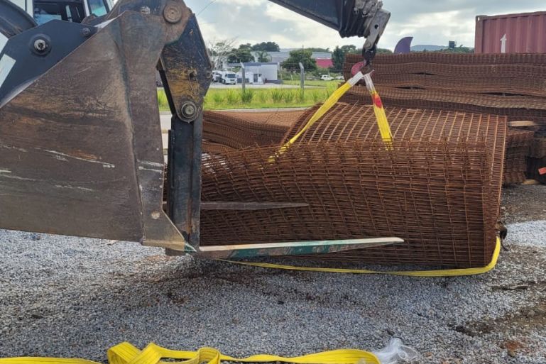 Acidente de trabalho em Porto Belo resulta em morte após queda de carga de ferro – Araguaia 104,5 FM