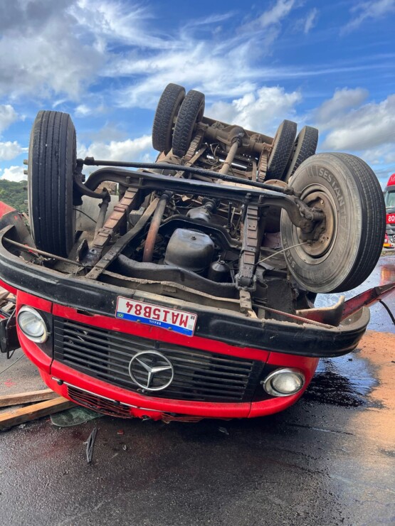 Acidente de trânsito causa tombamento de caminhão e vazamento de óleo diesel