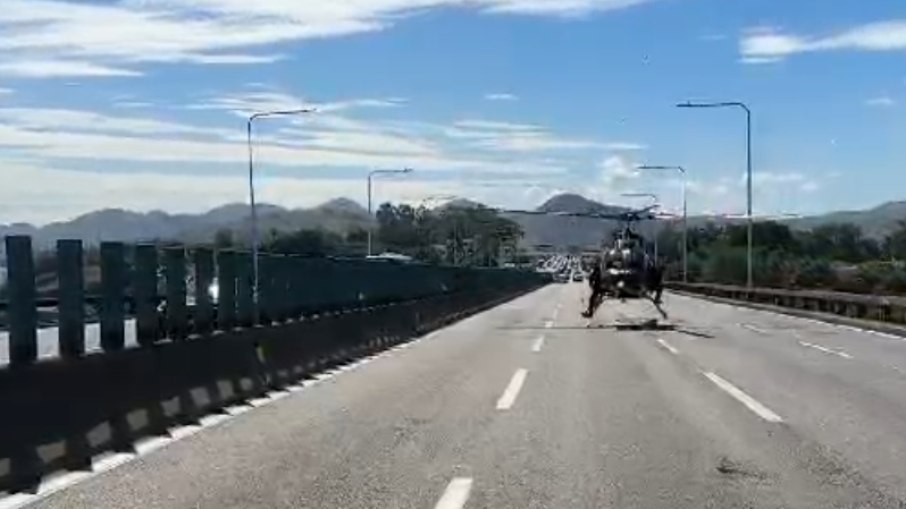 Helicóptero Pousa na Ponte-Niterói