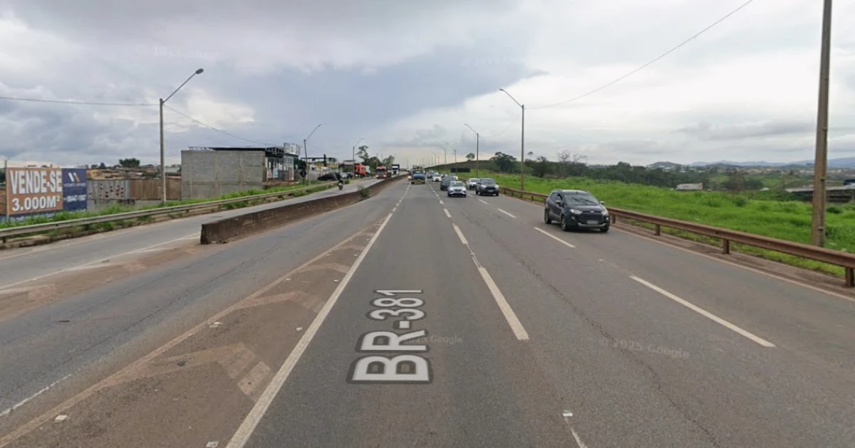 Acidente entre 3 carros e 2 motos deixa um morto na BR-381 em Betim, na Grande BH