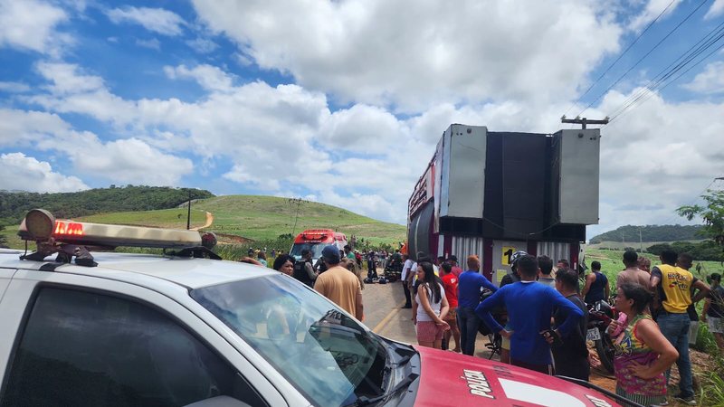 Acidente entre caminhão e trio elétrico mata uma pessoa e deixa duas feridas em AL