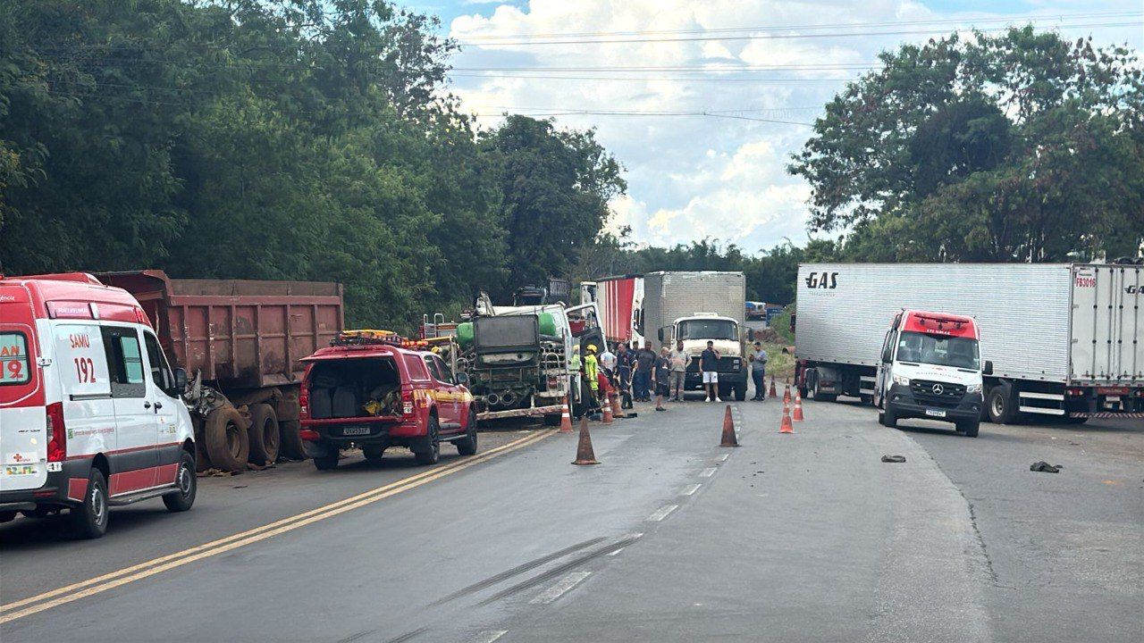 Acidente entre caminhões deixa motorista em estado grave e trava o trânsito na BR-381