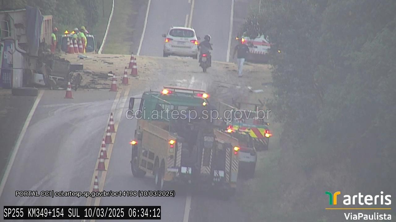 Acidente entre carreta e caminhão provoca morte e interdita a SP-255 em Itaporanga - G1