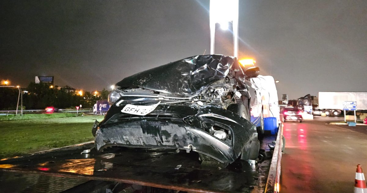 Acidente entre carros no retorno do Litoral pela freeway deixa três pessoas feridas