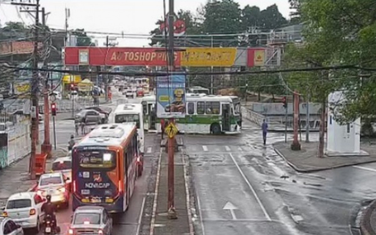 Acidente entre dois ônibus deixa feridos na Estrada Intendente Magalhães | Rio de Janeiro