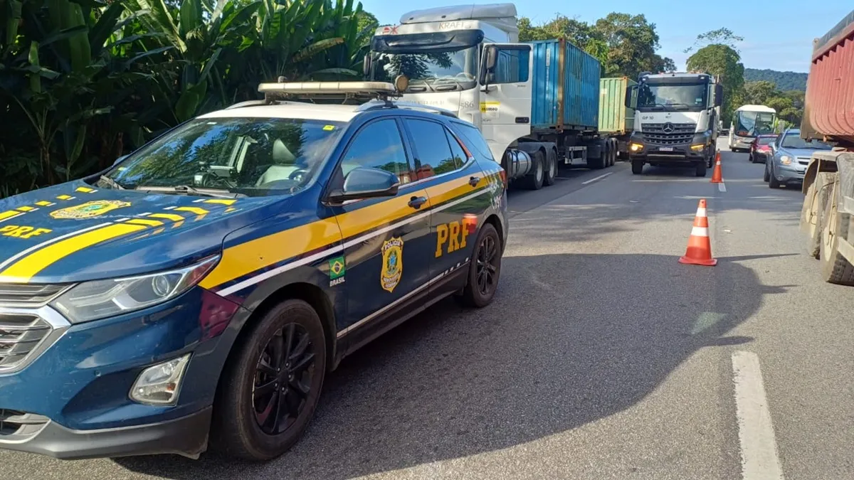 Acidente entre duas carretas complica trânsito na BR-277