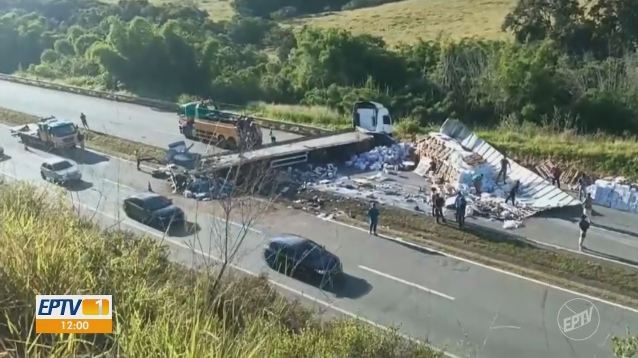 Acidente entre duas carretas congestiona a Rodovia Fernão Dias, no Sul de Minas - G1
