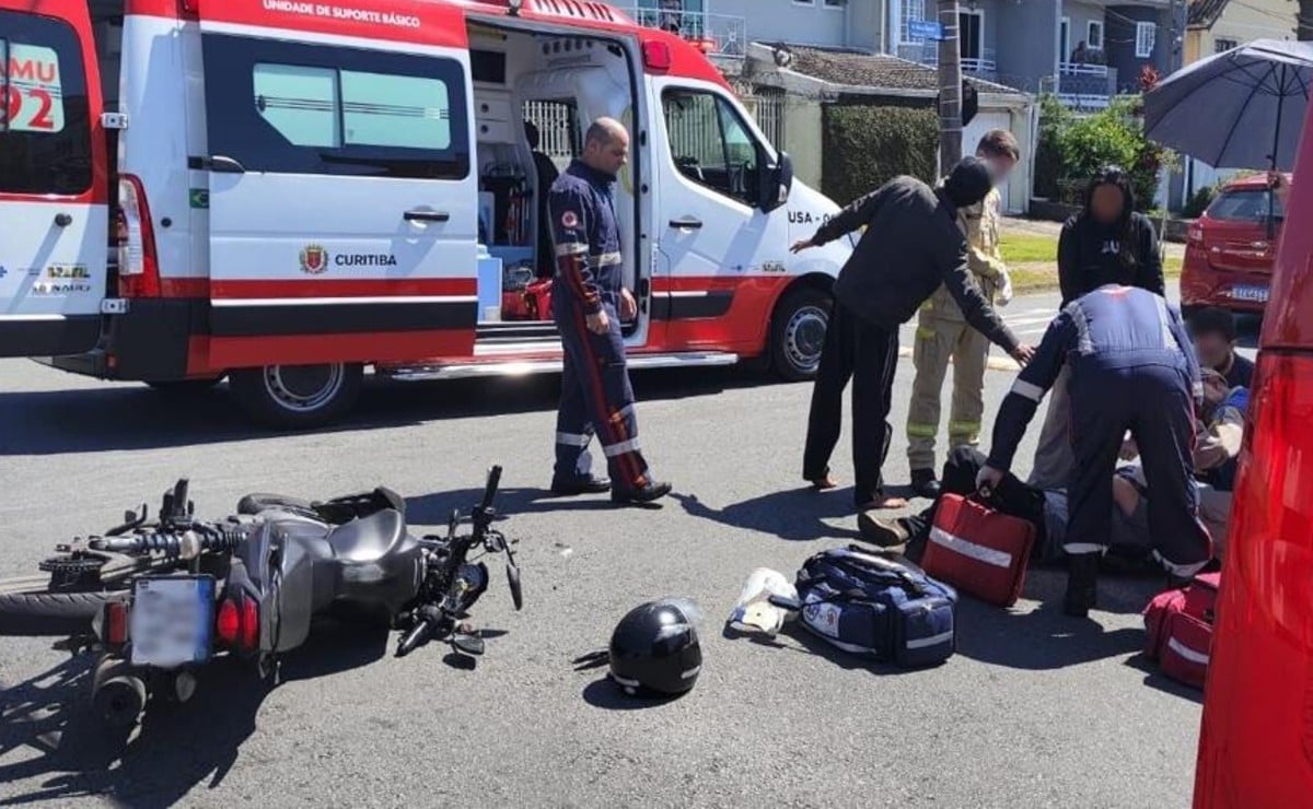 Acidente entre moto de aplicativo e van deixa motociclista ferido