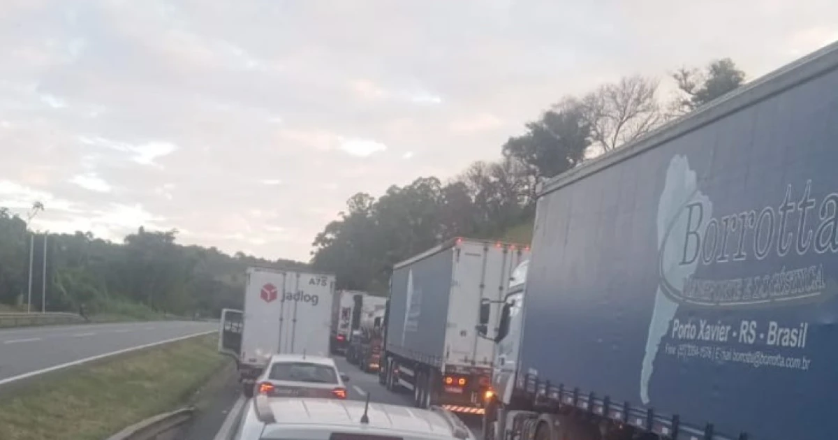 Acidente envolvendo duas carretas fecha completamente rodovia Fernão Dias, no Sul de Minas