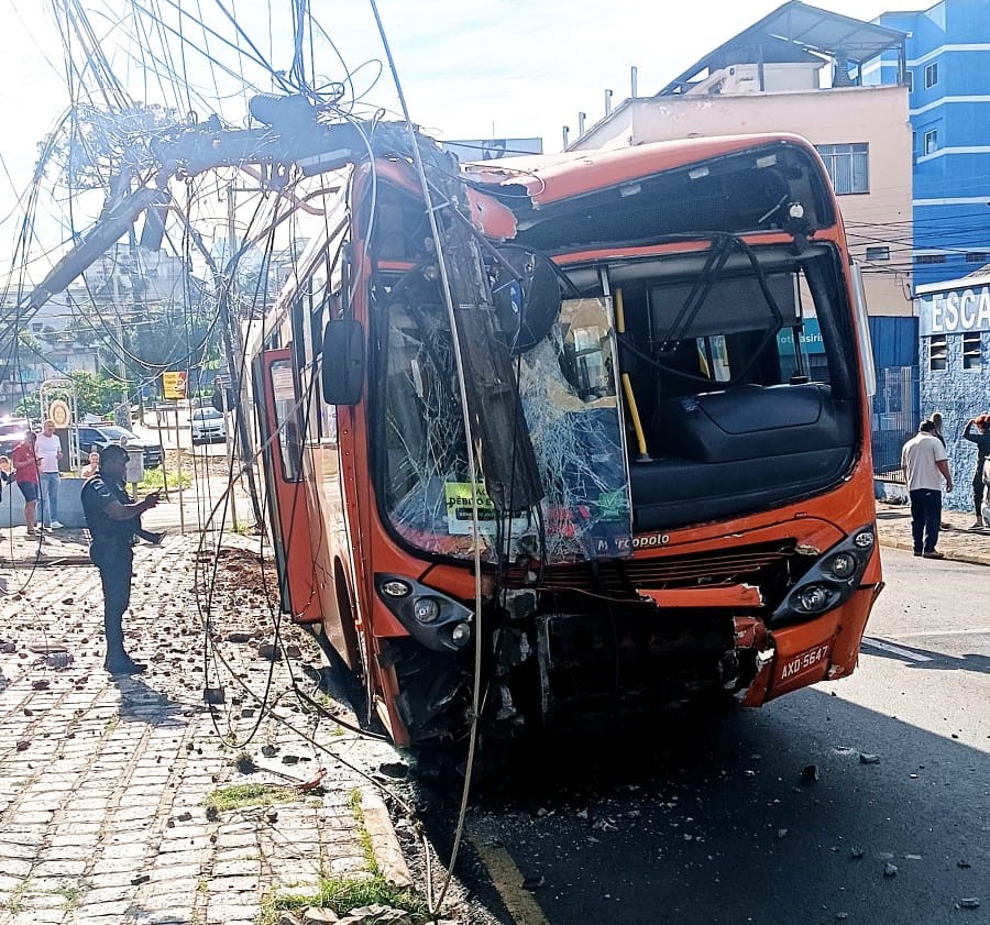 Acidente envolvendo ônibus da VCG deixa quatro pessoas feridas