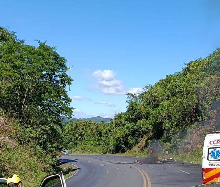 Acidente grave na BR-386 em Pouso Novo deixa dois motociclistas mortos