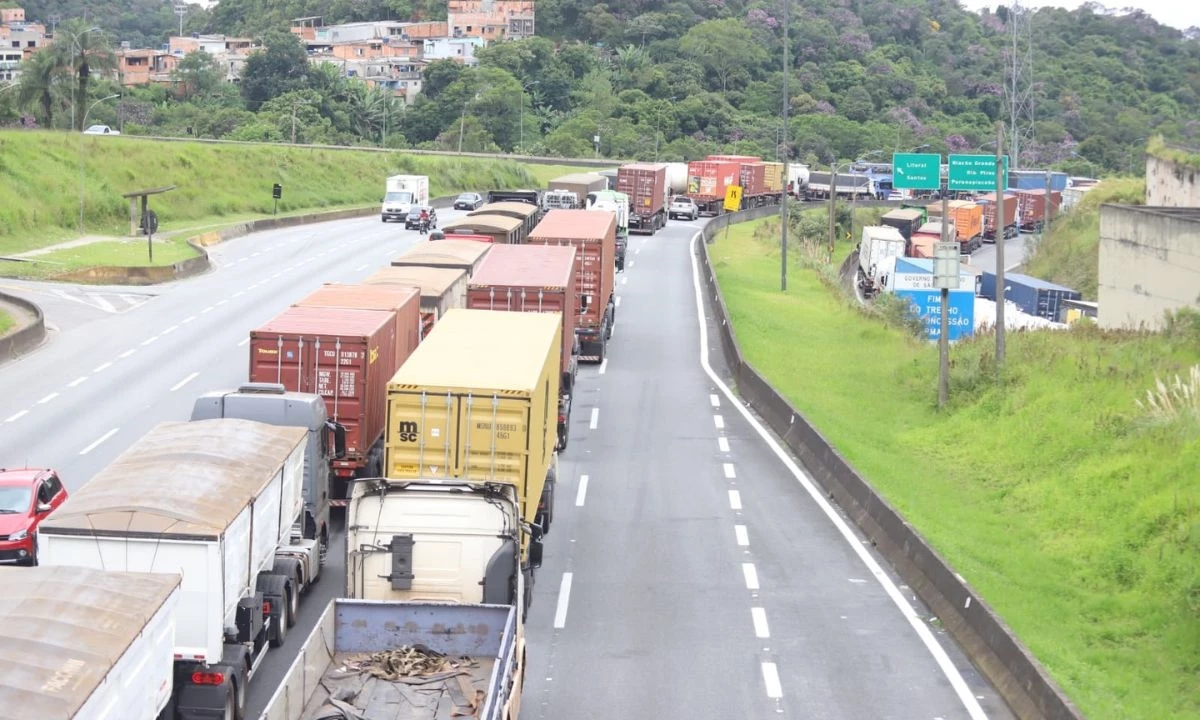 Acidente na Anchieta: veja fotos da via, que segue travada após liberação - 14/03/2025