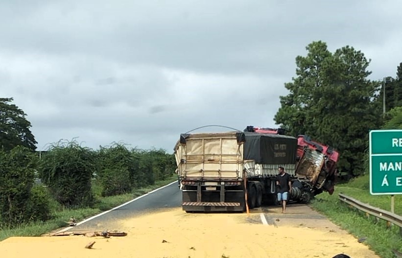 Agora: colisão entre caminhões bloqueia rodovia em Ponta Grossa