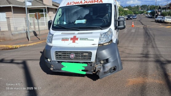 Ambulância municipal se envolve em acidente com capotamento no Oeste de SC