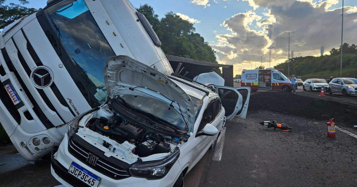 Caminhão tomba sobre dois carros e causa congestionamento na freeway