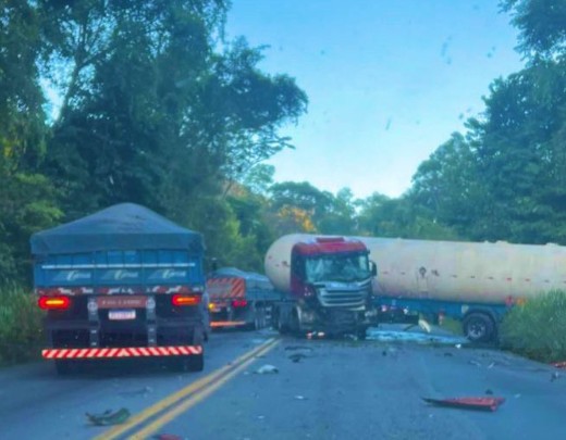 Carreta faz 'L' na BR-381 e acidente com moto bloqueia pista em Minas