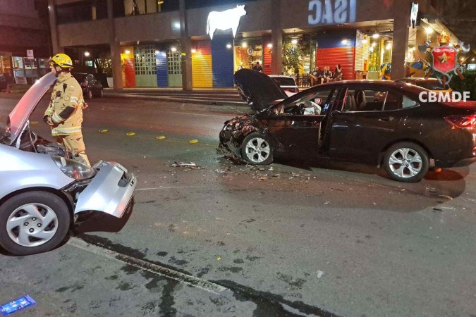 Colisão entre dois veículos deixa mulher ferida na Asa Norte