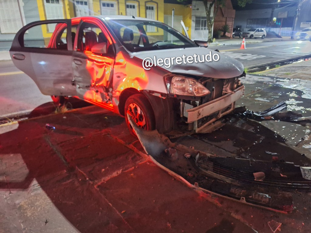 Condutora menor de idade se envolve em acidente grave e acaba na Delegacia de Polícia