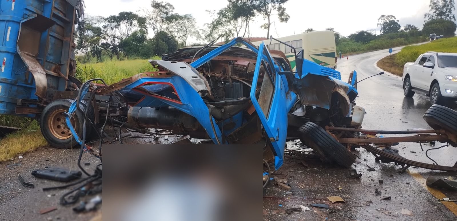 Dois morrem e um fica ferido em acidente entre caminhão e ônibus na BR-146, em Araxá | Triângulo Mineiro