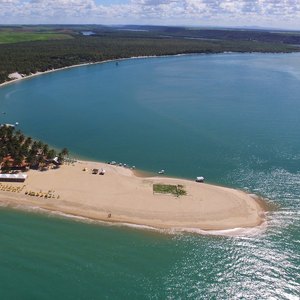 Duas pessoas ficam gravemente feridas após acidente com lancha na Praia do Gunga