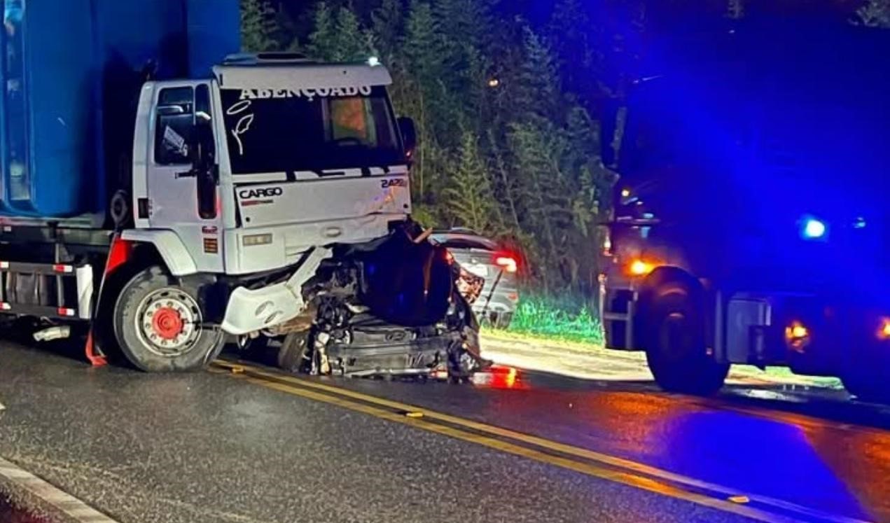 Duas pessoas morrem em acidente entre carros e caminhão em rodovia de Ubatuba | Vale do Paraíba e Região