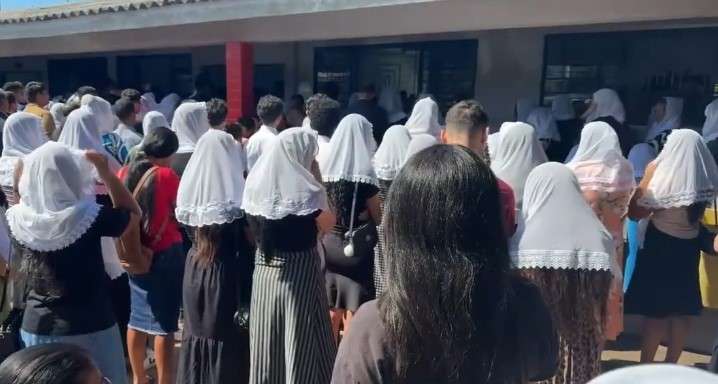 Familiares e amigos se despedem de jovem morto em acidente na Carlos João Strass