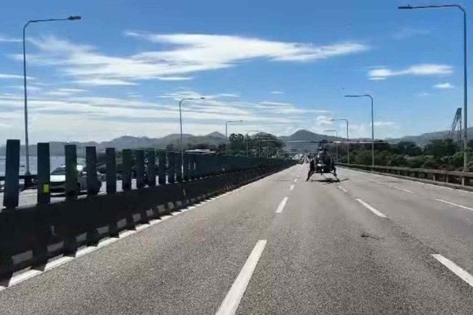Helicóptero pousa na Ponte Rio-Niterói  -  (crédito:  Divulgação / PRF)