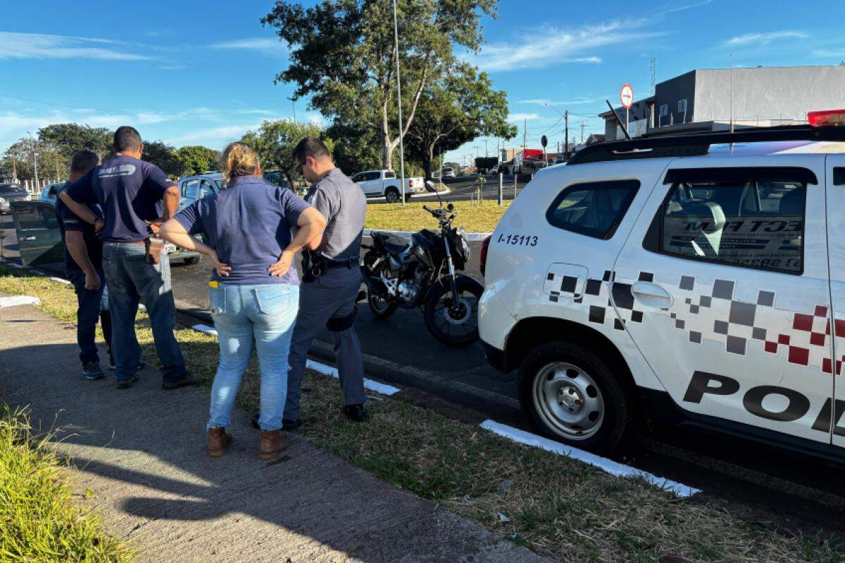Policiais militares, no local do acidente, orientam os envolvidos