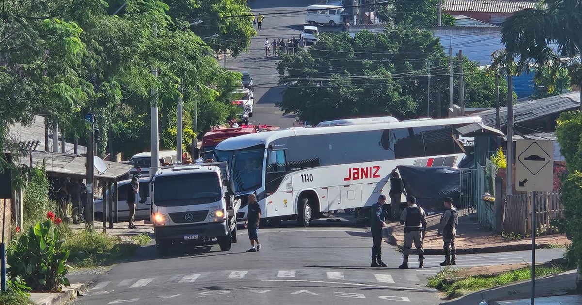 Motorista de ônibus que atropelou pai e filha relatava à empresa falhas no veículo no momento do acidente, diz defesa