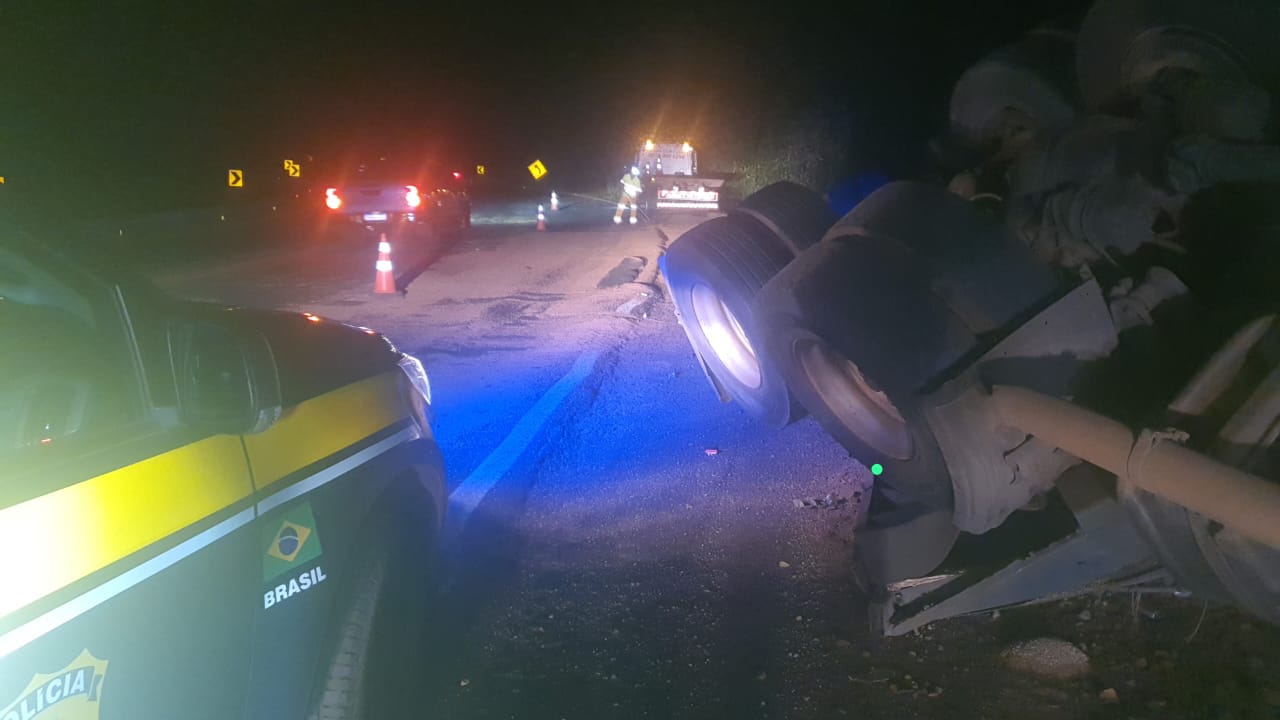 Motorista fica gravemente ferido após tombamento de carreta na BR-386, em Pouso Novo