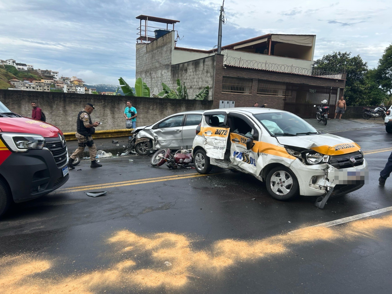 VÍDEO: Acidente entre dois carros e duas motos deixa feridos na Serra do Bandeirantes, em ... - G1