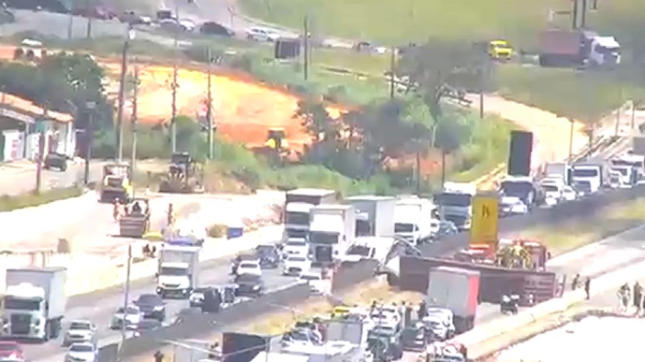 Imagens de Câmera de Trânsito da CCR riossp da via Dutra às 13H DeSta Quinta (6)