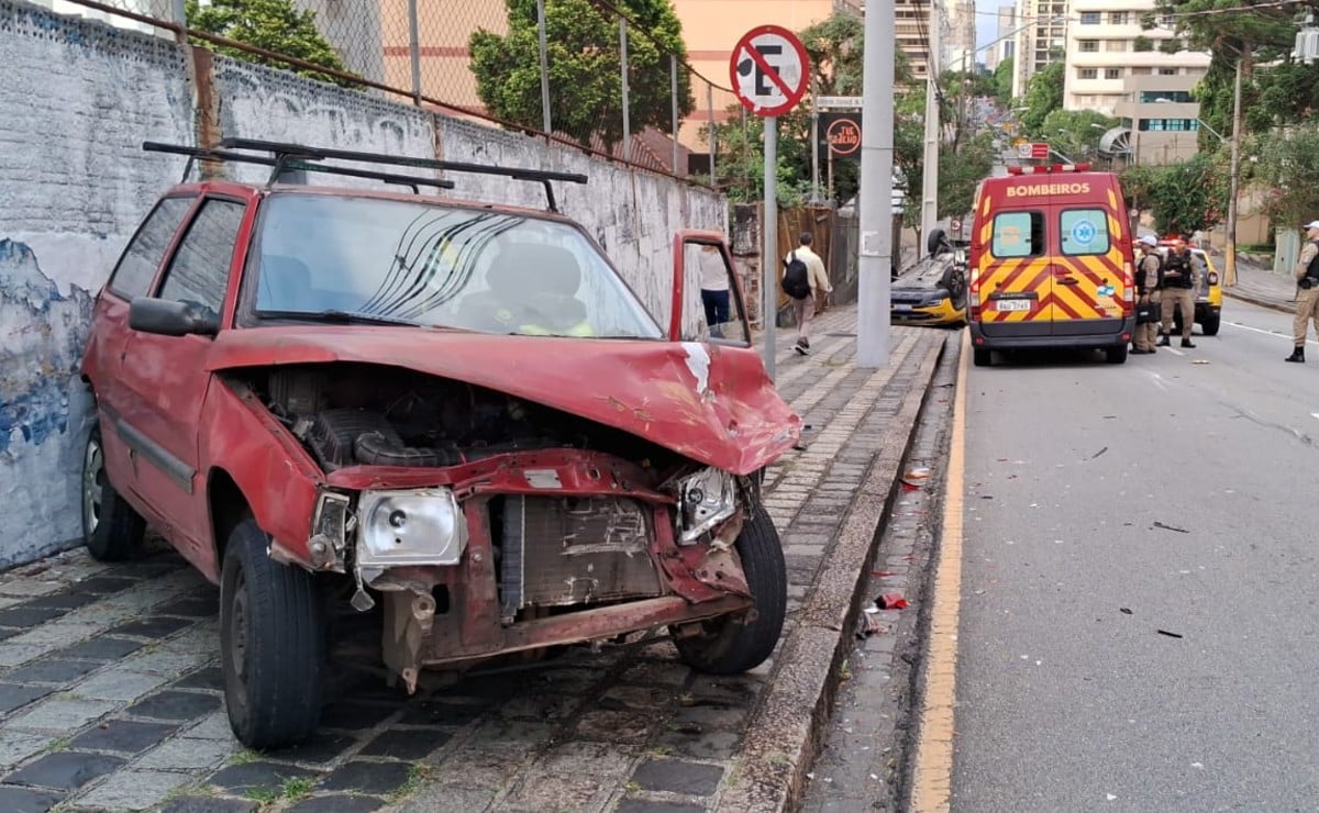 Viatura da PM bate contra Fiat Uno e capota em Curitiba