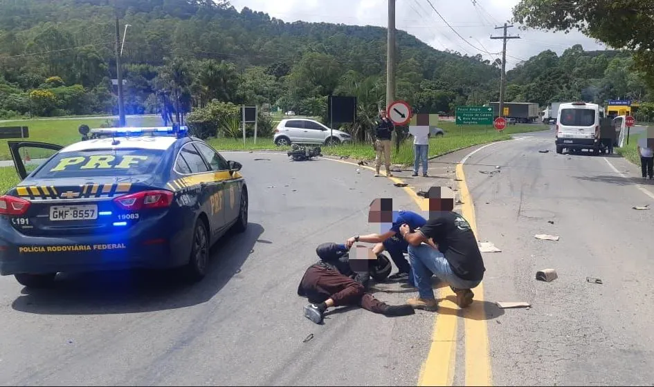VÍDEO: jovem fica gravemente ferido após acidente entre moto e van em Poços de Caldas