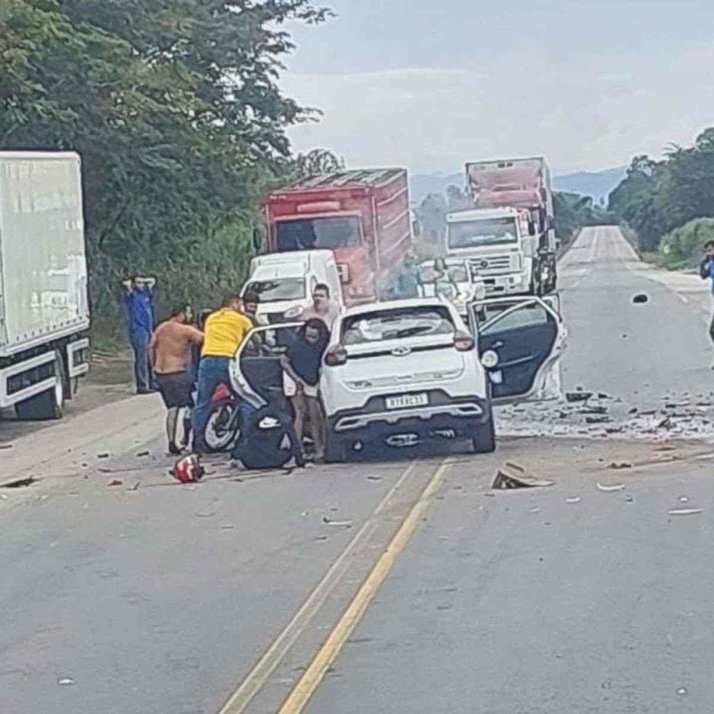 Acidente bloqueia o trânsito da BR-116 na manhã desta segunda (28)