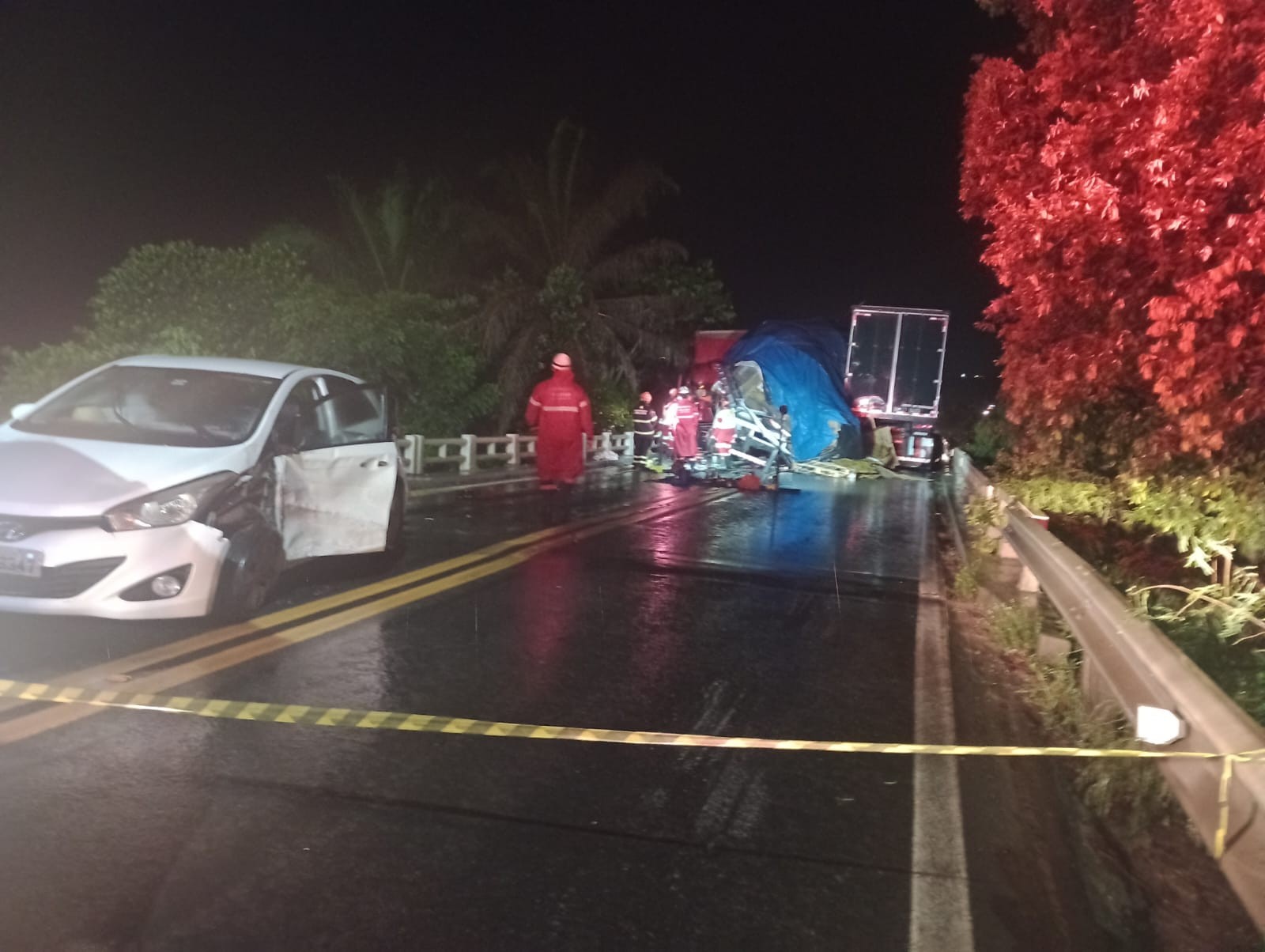 Acidente com 4 veículos deixa 1 morto, 4 feridos e interdita a BR-101, em São Mateus, no ES - G1
