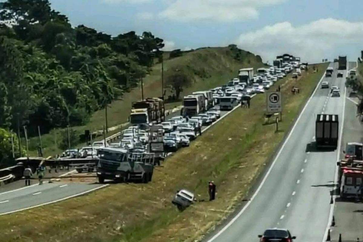 Carreta ficou atravessada na pista, no sentido Interior-Capital, em Agudos