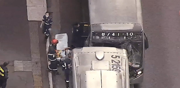 Acidente envolvendo dois ônibus na Avenida Paulista, em SP