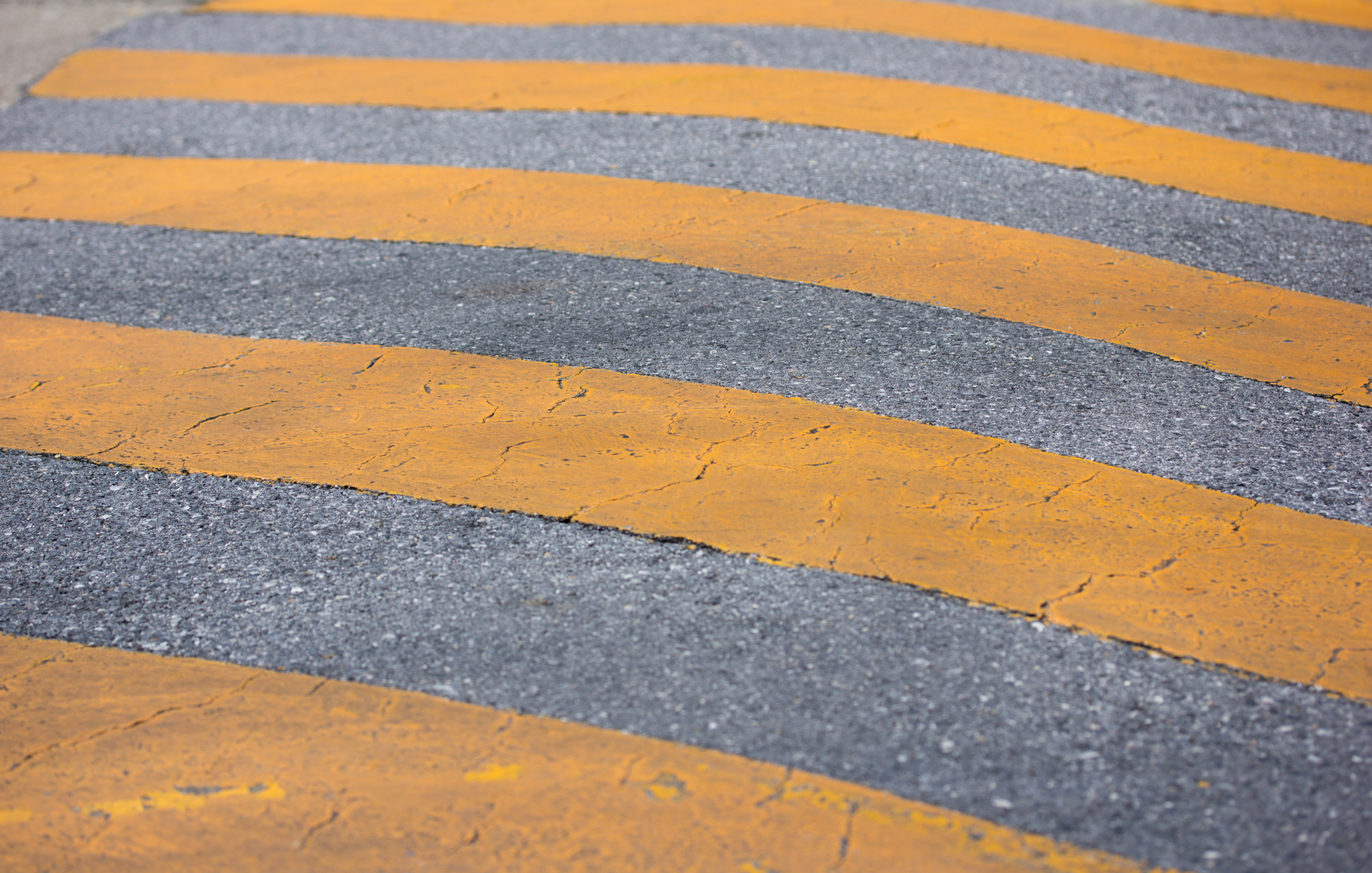 Acidente com lombada e iluminação irregulares gera indenização