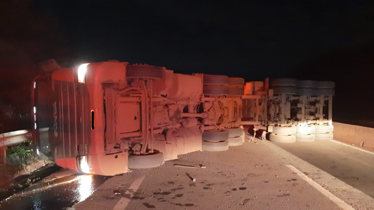 Acidente com morte na madrugada deixa trânsito lento na BR-381