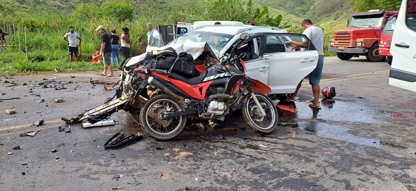 Acidente com quatro veículos deixa dez feridos na BR-116, em Itambacuri | Vales de Minas Gerais